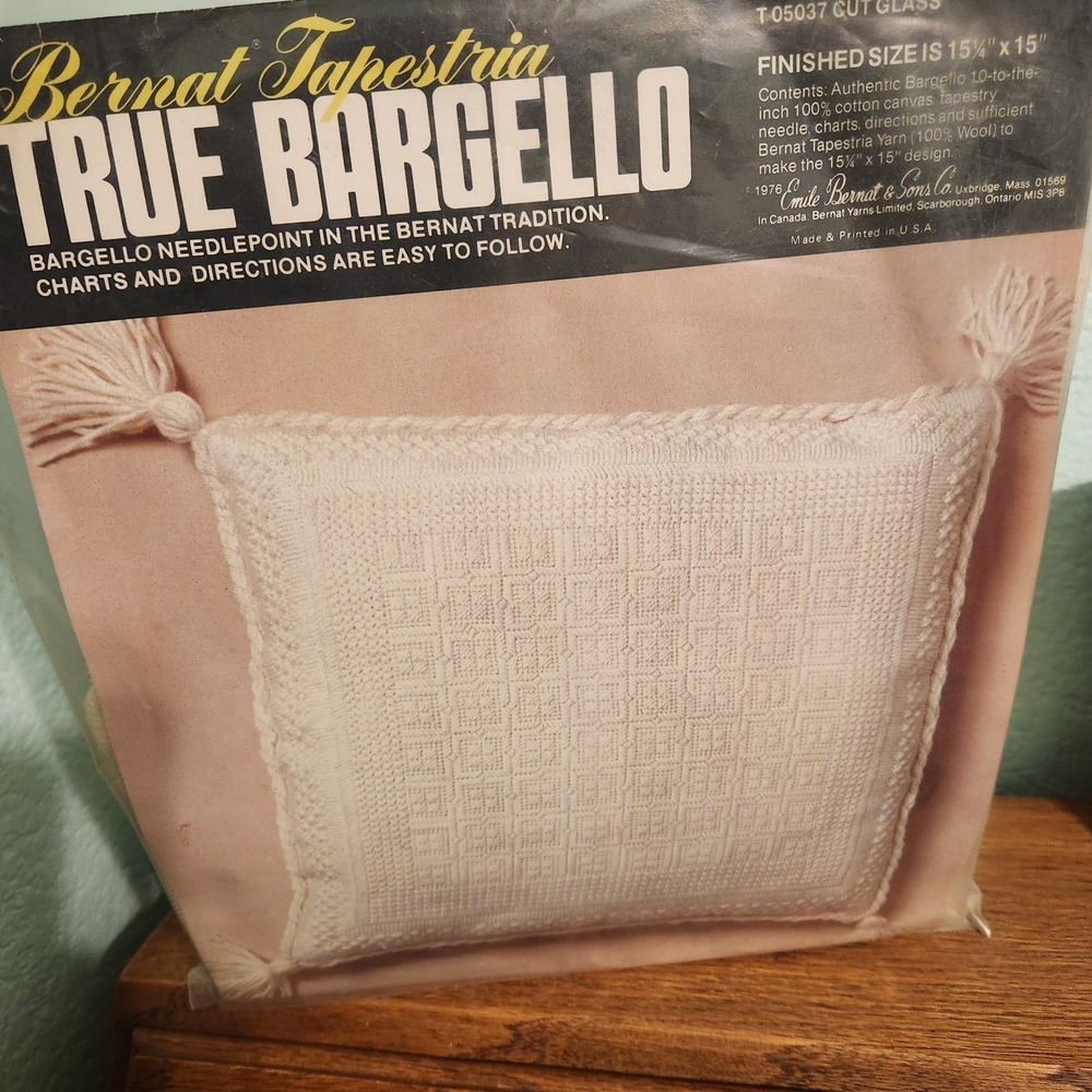 VTG BERNAT BARGELLO T05037 CUT GLASS IVORY TAPESTRY NEEDLEPOINT PILLOW KIT 15"